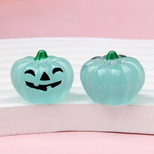 Macro-detail van 3D lichtgevende Halloween pompoen ornamenten op een witte houder