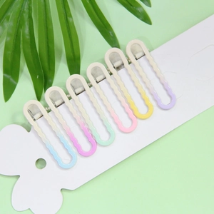 Lot de sept barrettes à cheveux ondulées dégradées macaron sur carte blanche