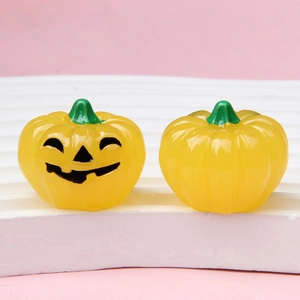 Detail van 3D lichtgevende Halloween pompoen accessoires op een golvende displaystand