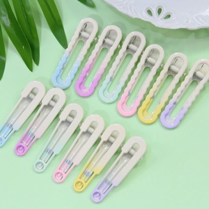 Gros plan de barrettes BB ondulées colorées aux tons de macarons dégradés doux