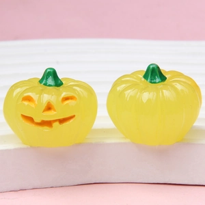 Detailopname van mini hars Halloween pompoen beeldjes voor feestelijke decoratie