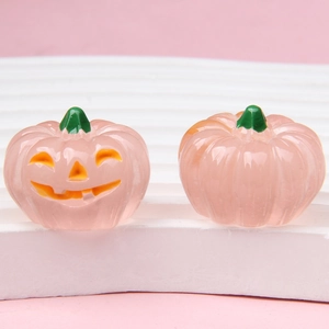 Gedetailleerde opname van 3D lichtgevende Halloween pompoen bedeltjes met gezichtjes erop