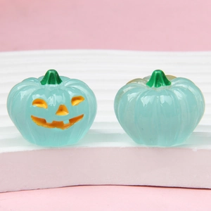 Detail van doorschijnende lichtgroene pompoenkralen voor Halloween DIY-sieraden maken