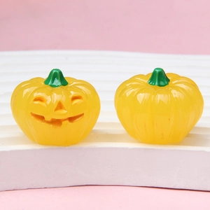 Gedetailleerde weergave van gele hars Halloween pompoenbeeldjes op een witte standaard