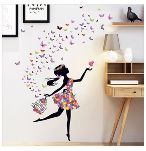 Detail der Feen-Wandtattoos mit Mädchen im Blumenkleid und bunten Schmetterlingen