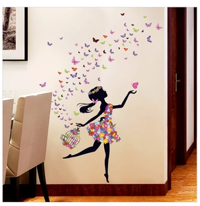 Detail eines Blumenfee-Wandstickers mit Schmetterlingen auf einer minimalistischen Wand