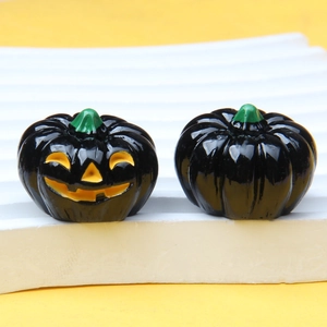 Detail van glanzende zwarte Halloween pompoenornamenten voor DIY knutselwerk decoraties