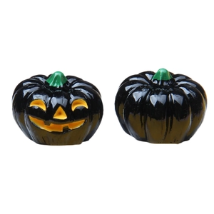 Lichtgevende zwarte Halloween pompoenfiguren met groene steel en uitgesneden gezicht