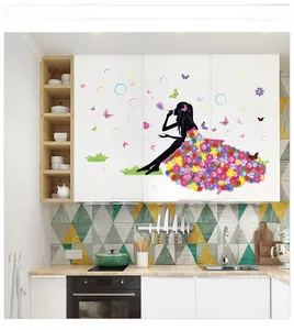 Dettaglio dell'adesivo murale silhouette fata dei fiori con farfalle colorate su mobile bianco