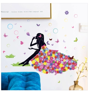 Dettaglio dell'adesivo murale fata con farfalle colorate e decorazioni floreali
