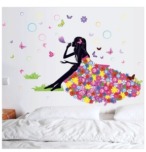 Dettaglio dell'adesivo murale silhouette ragazza floreale con farfalle in camera da letto