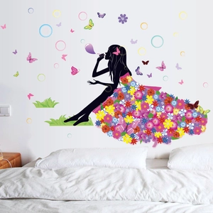 Adesivo murale sagoma di fata floreale con farfalle colorate per arredo camera