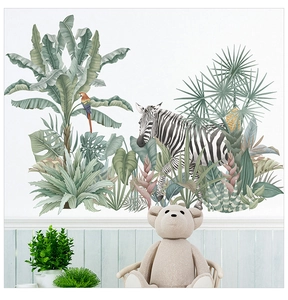 Details von tropischen Monstera-Blättern und Zebra-Wandtattoos auf weißem Hintergrund