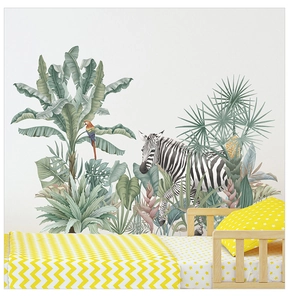 Detail von tropischen Wandaufklebern mit Zebra und grünen Palmblättern im Schlafzimmer