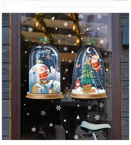 Adesivi natalizi dettagliati per finestre con Babbo Natale, alberi e stelle su vetro