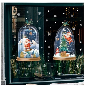 Dettaglio di Babbo Natale e fiocchi di neve su adesivi festivi per vetri e finestre