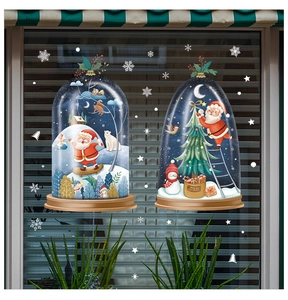 Dettaglio di adesivi natalizi per vetri con Babbo Natale, pupazzo di neve e fiocchi