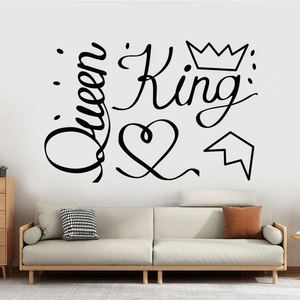 Sticker mural Queen et King minimaliste noir avec couronnes sur mur de salon blanc