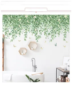 Détail d'autocollants muraux de feuilles tropicales vertes et papillons sur carrelage blanc