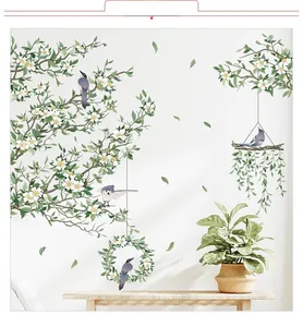 Détail de stickers muraux avec feuilles tropicales et oiseaux dans un salon