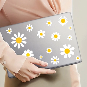 Wasserdichte Gänseblümchen Aufkleber in verschiedenen Größen auf einem Laptop
