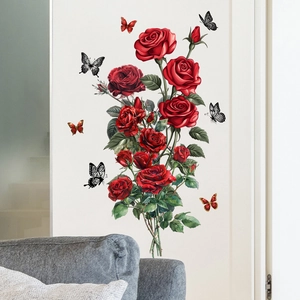 Dettaglio dell'adesivo murale con rose rosse realistiche e farfalle su parete bianca