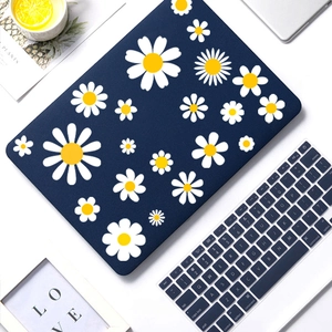 Nahaufnahme von Laptop-Aufkleber und Tastaturschutz mit weißem Gänseblümchen-Muster