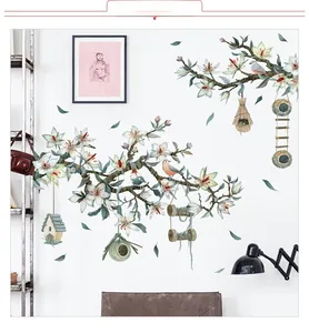 Détail de stickers muraux tropicaux avec feuilles aquarelle et oiseaux sur mur blanc