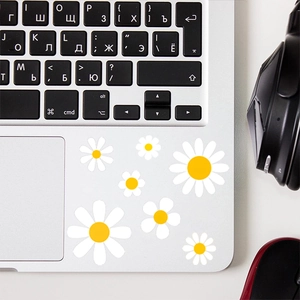 Detailansicht kleiner weißer Gänseblümchen Aufkleber in verschiedenen Größen am Laptop
