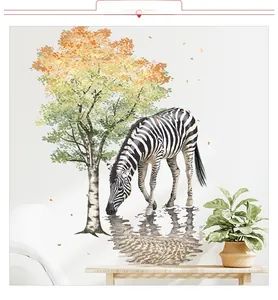 Détail macro d'un sticker mural nordique zèbre et bouleau dans un salon chaleureux