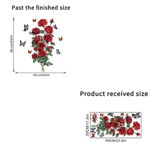 Dettaglio dell'adesivo da parete con rose rosse e dimensioni del foglio ricevuto