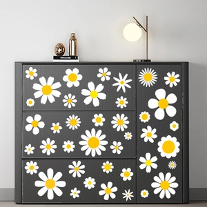 Wasserdichte weiße Gänseblümchen Wandsticker auf modernem grauem Schrank als Deko