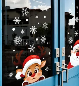 Dettaglio di fiocchi di neve bianchi e adesivi di Babbo Natale su una porta di vetro