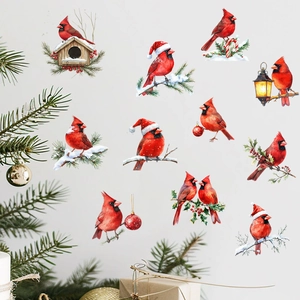 Vue détaillée des autocollants d'oiseaux cardinaux rouges avec pins enneigés et déco