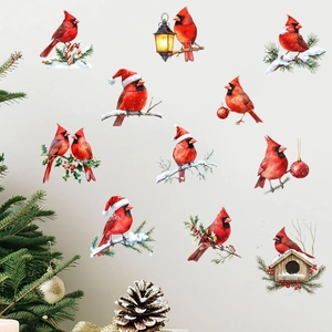 Détail des stickers oiseaux de Noël à l'aquarelle posés sur un mur blanc décoratif