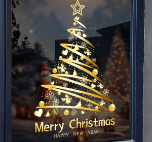 Détail d'un autocollant doré pour fenêtre sapin de Noël avec étoiles et motifs festifs