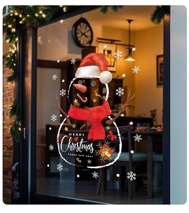 Detailansicht von Schneemann-Fensteraufklebern mit Schneeflocken und Weihnachtsdekor