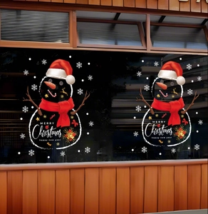 Details der Weihnachts-Schneemann-Fensteraufkleber mit Merry Christmas Schriftzug