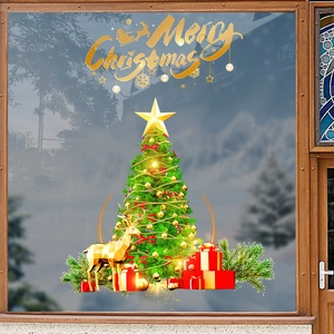 Dettaglio di vetrofanie natalizie con albero, renna dorata e scritta Merry Christmas