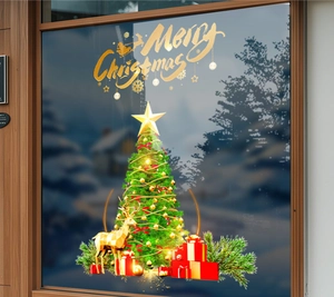 Primo piano di adesivi statici con renne dorate e alberi di Natale su un vetro