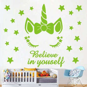 Leuchtender grüner Einhorn-Wandsticker mit Sternen und Spruch für das Kinderzimmer