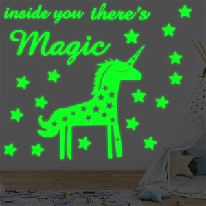 Sticker Mural Licorne et Étoiles Lumineux Brille Dans le Noir PVC Vinyle Décor Chambre d'Enfant Licorne Magique Fluorescent