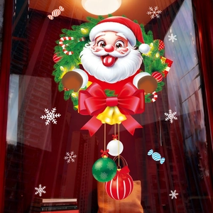 Détail des stickers de Père Noël pour fenêtre avec couronne festive et ornements sur verre