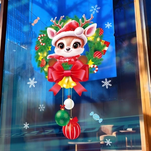 Détail de l'autocollant renne de Noël avec nœud en velours rouge et décorations de fête