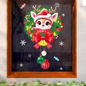 Détail d'un autocollant de Noël pour fenêtre avec un cerf dans une couronne festive