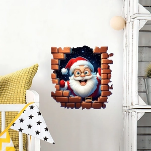 Detail van een 3D-muursticker met de Kerstman die door een gat in een rode bakstenen muur kijkt