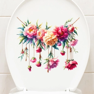 Vista dettagliata degli adesivi con fiori pendenti su un sedile WC bianco del bagno