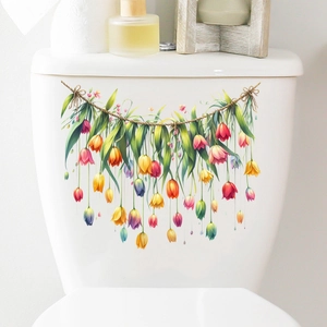 Adesivo murale con ghirlanda di tulipani colorati su una cassetta WC in ceramica bianca