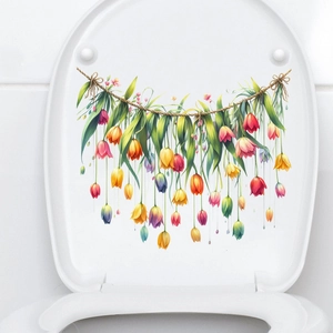 Dettaglio di adesivi tulipani colorati ad acquerello applicati su un sedile WC bianco