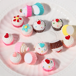Mini cupcakes assortis en résine avec décors de cœurs et fraises sur une assiette